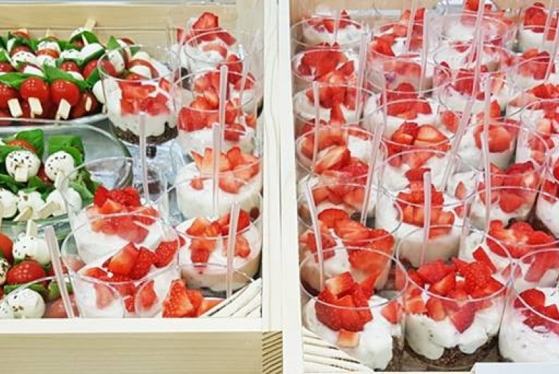 Śalát caprese na špajli a choko chia cheescake v pohári ako dezert Śalát caprese na špajli a choko chia cheescake v pohári ako dezert