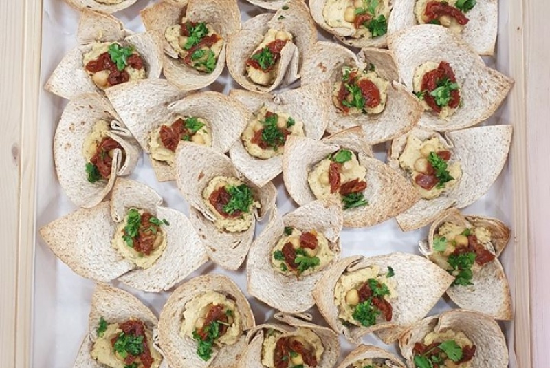 Celozrnné tortilové košíčky s cícerovým kabátikom Celozrnné tortilové košíčky s cícerovým kabátikom