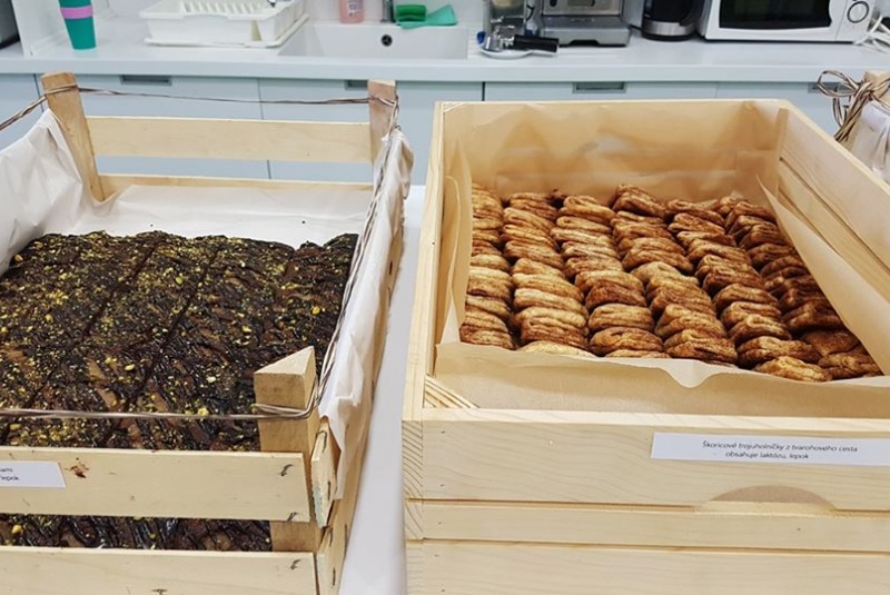 Čoko perník s hruškami, škoricové trojuholníčky z tvarohového cesta Čoko perník s hruškami, škoricové trojuholníčky z tvarohového cesta