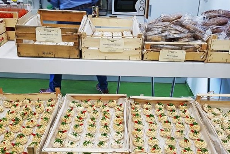 Domáce nátierky bryndzová s pažítkou a tvarohová s mrkvou Domáce nátierky bryndzová s pažítkou a tvarohová s mrkvou