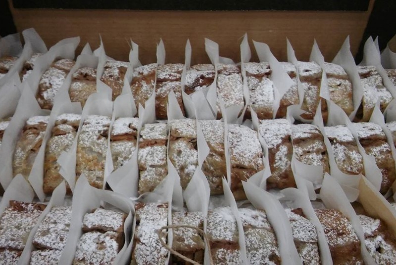 Domáce štrúdle /makové, tvarohové, jablkové Domáce štrúdle /makové, tvarohové, jablkové