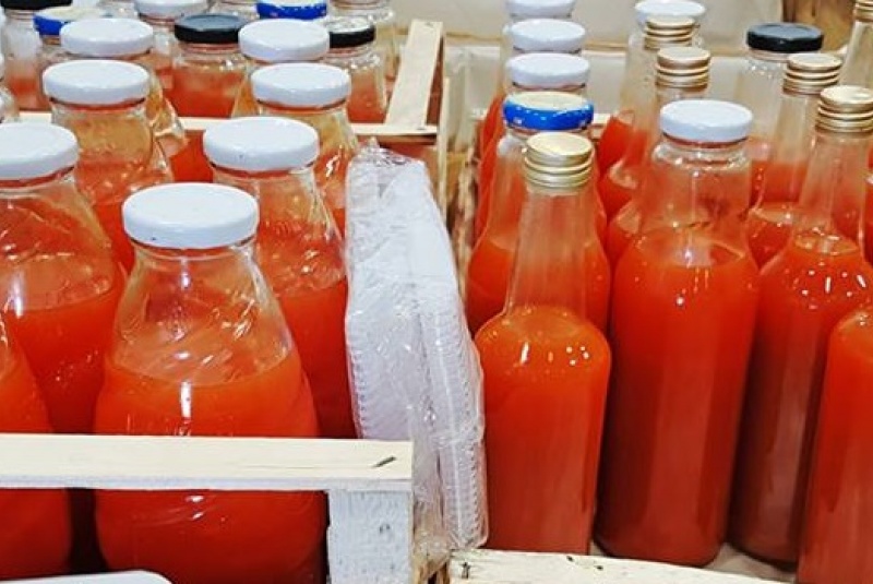 Domáci odšťavený džús mrkva/jablko Domáci odšťavený džús mrkva/jablko