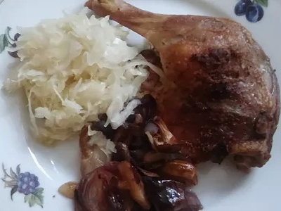 KAČACIE STEHNO S KYSLOU KAPUSTOU A ŠAMPIŇÓNMI