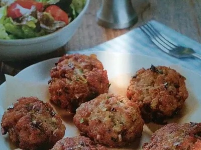 Morčacie fašírky s pikantným šalátom od 2 fázy s olejom