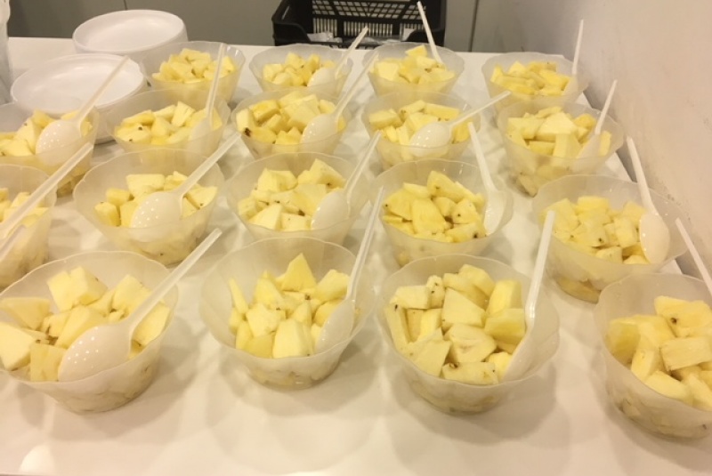 Nakrájaný čerstvý ananás ako ovocie Nakrájaný čerstvý ananás ako ovocie