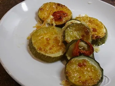Pečená cuketa s mozzarelou a paradajkou