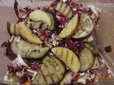 Šalát radicchio s avokádom, s pečeným baklažánom a jablkami