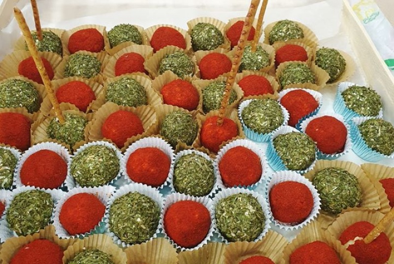 Syrové guličky v paprikovom a bylinkovom kabátiku Syrové guličky v paprikovom a bylinkovom kabátiku